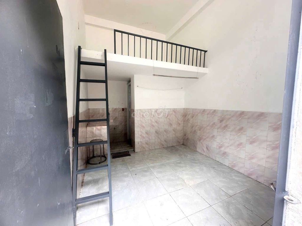 2 X in the living room has a refrigerator right here, cvpm, photo arrest.