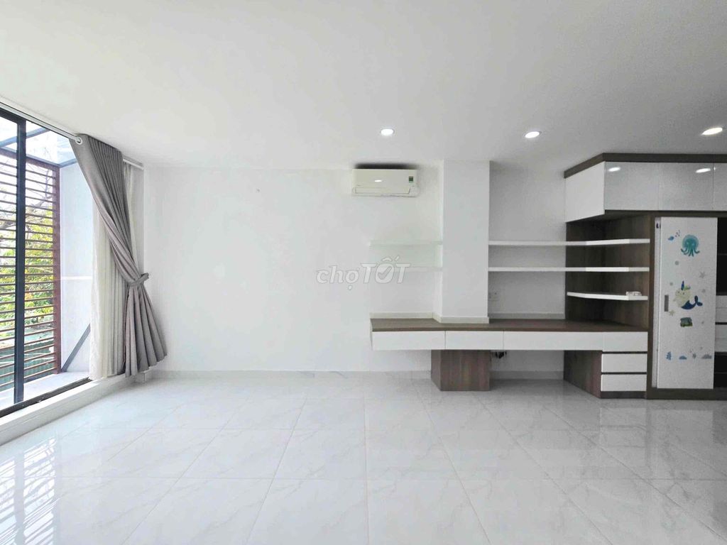 The balcony suite is 35 m2 full new furniture at the center of Gò Vấp.