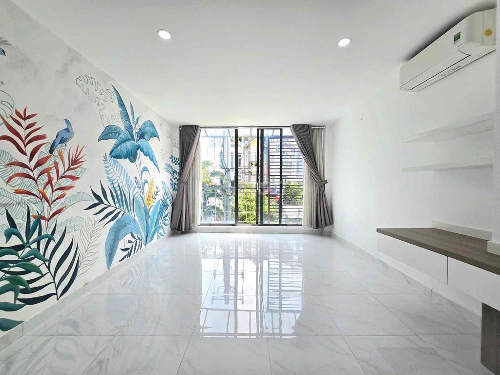 The balcony suite is 35 m2 full new furniture at the center of Gò Vấp.