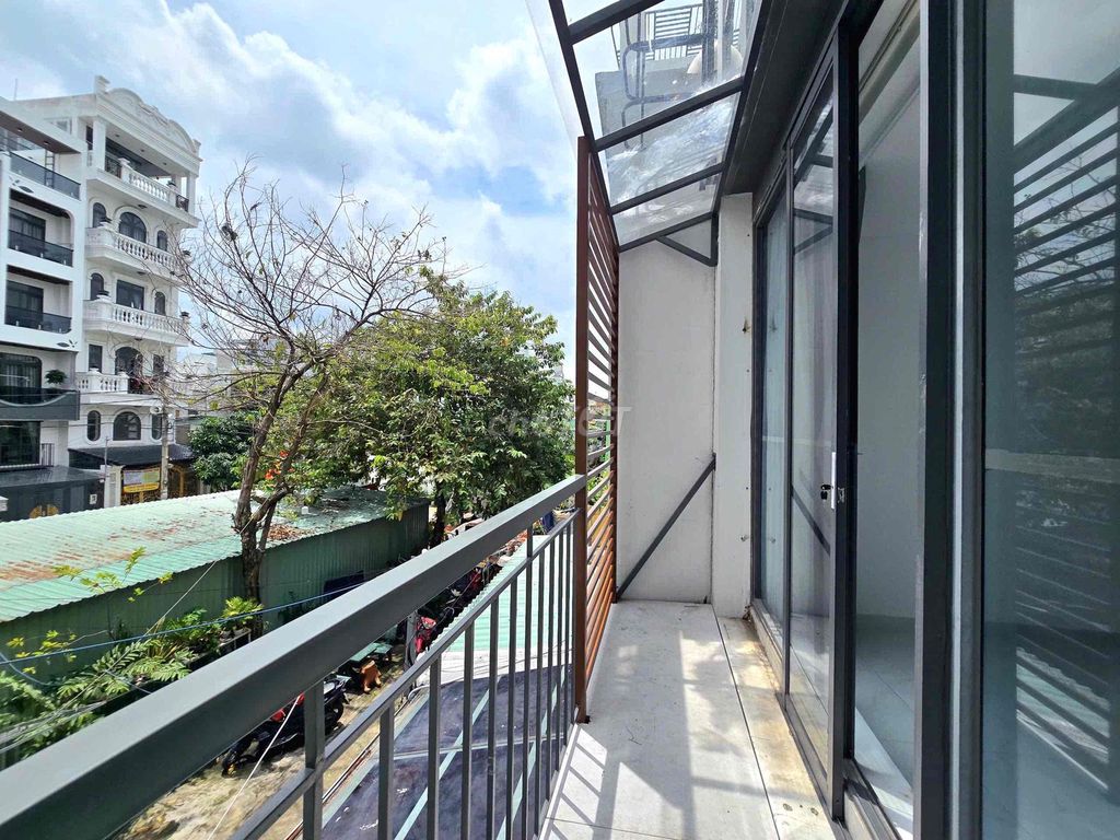 The balcony suite is 35 m2 full new furniture at the center of Gò Vấp.