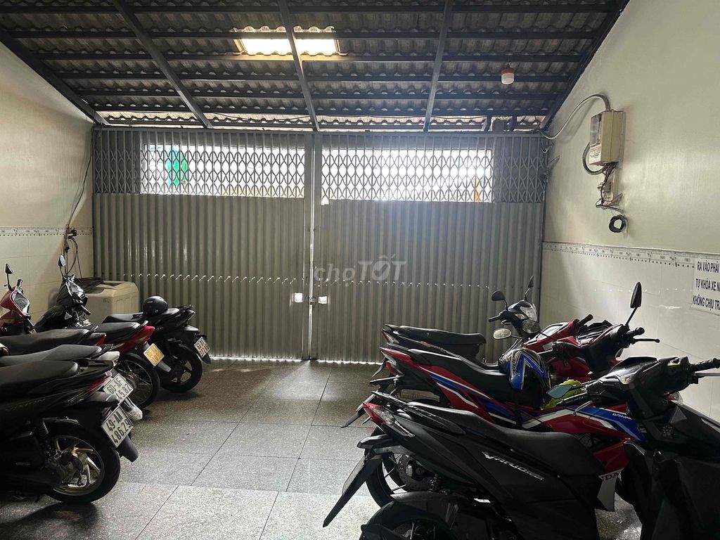 Rent room 300 meters from the University of Public Science.