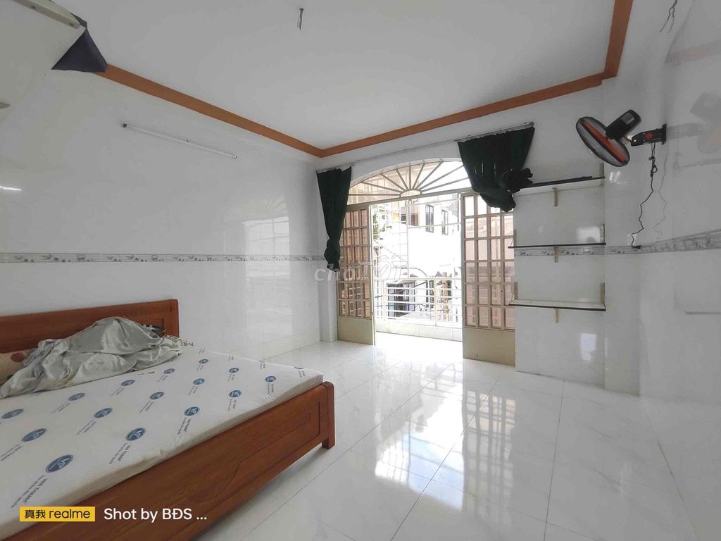 There's air conditioning in room 50 meters 2 at the first floor. It's got six million beds.