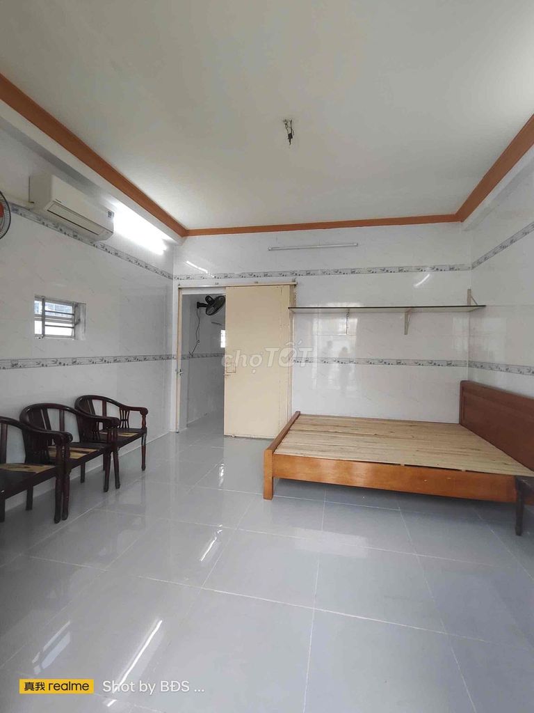 There's air conditioning in room 50 meters 2 at the first floor. It's got six million beds.