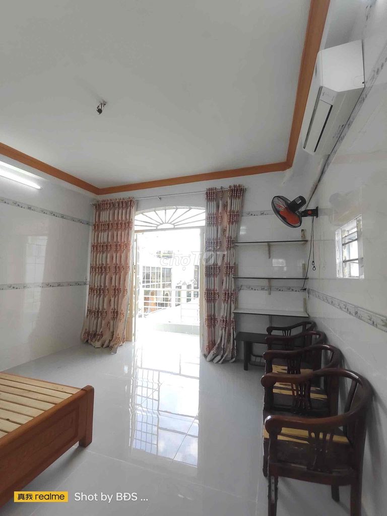 There's air conditioning in room 50 meters 2 at the first floor. It's got six million beds.