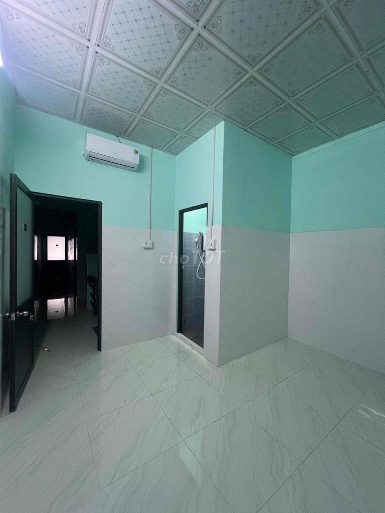 New room built 22 M2 -- 4 million and a half a month -- right at the university of medicine, District 5