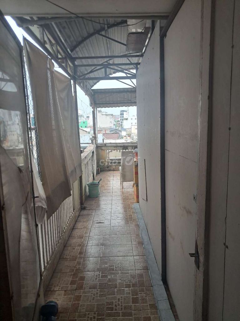 I have two cheap motels from 1 million2 to 1 million6 for you guys to rent.