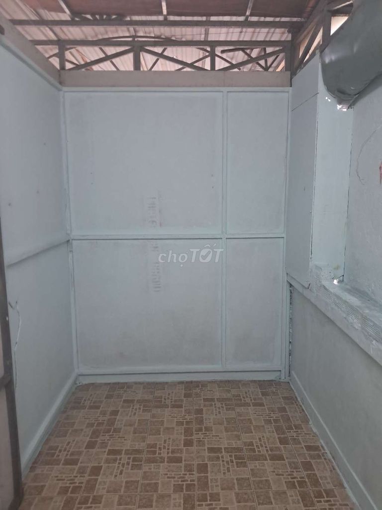 I have two cheap motels from 1 million2 to 1 million6 for you guys to rent.