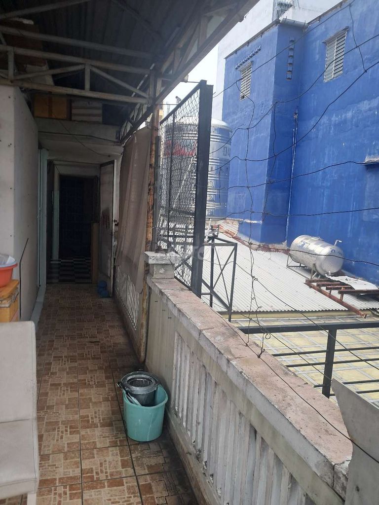 I have two cheap motels from 1 million2 to 1 million6 for you guys to rent.