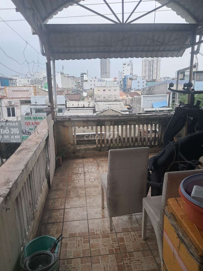 I have two cheap motels from 1 million2 to 1 million6 for you guys to rent.