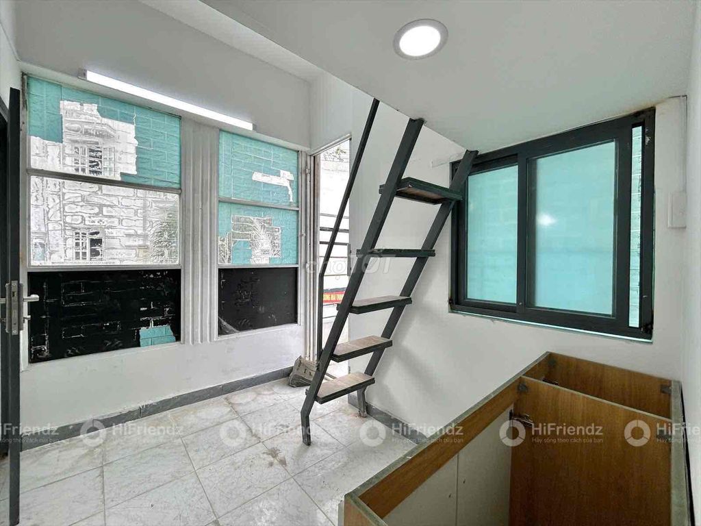 Rent the Room of Sticol at the Cold Ice Machine - The Flying Airport.