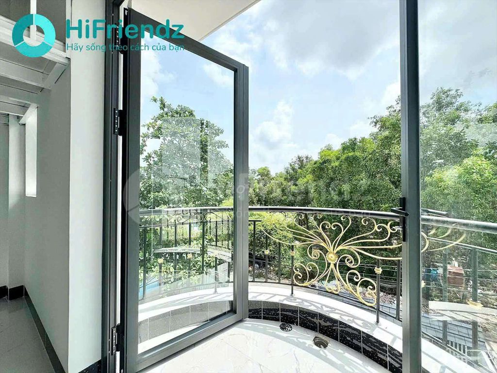 Dupex super wide-split balcony without limiting people to