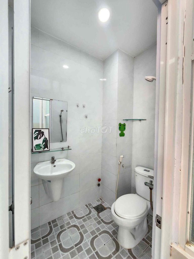 Rent room. In, Tân Bình airport near the park.