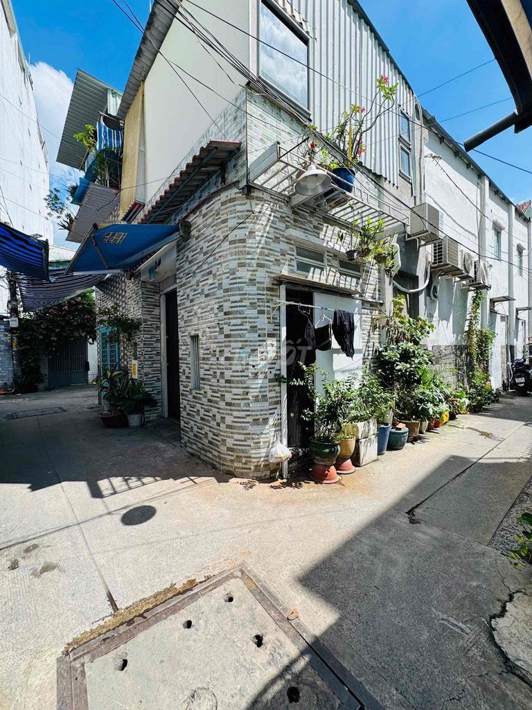 Three million six hundred and fifty-six, renting a Lê Lợi-go-go-go-go-go room.
