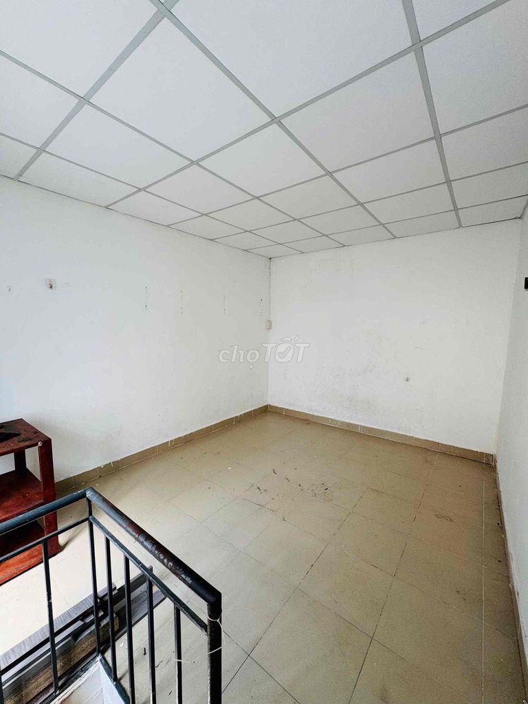 Three million six hundred and fifty-six, renting a Lê Lợi-go-go-go-go-go room.