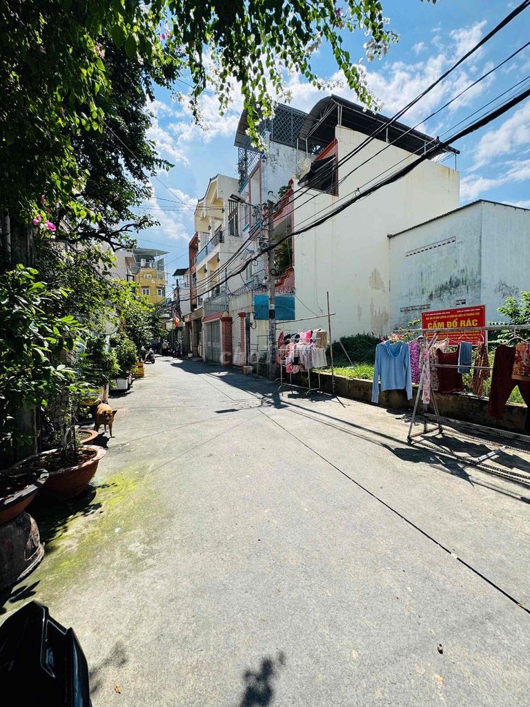 Three million six hundred and fifty-six, renting a Lê Lợi-go-go-go-go-go room.