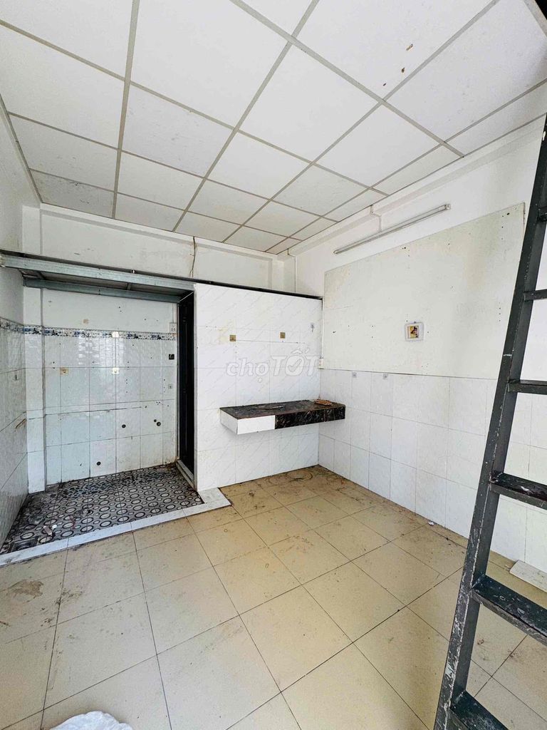 Three million six hundred and fifty-six, renting a Lê Lợi-go-go-go-go-go room.