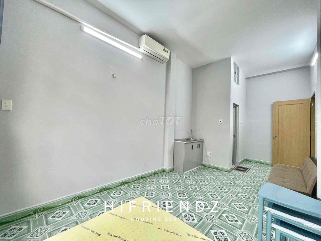 Sky Window studio - full interior - keep to T10 head - receive pet