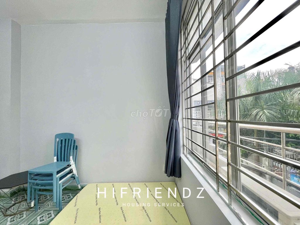 Sky Window studio - full interior - keep to T10 head - receive pet
