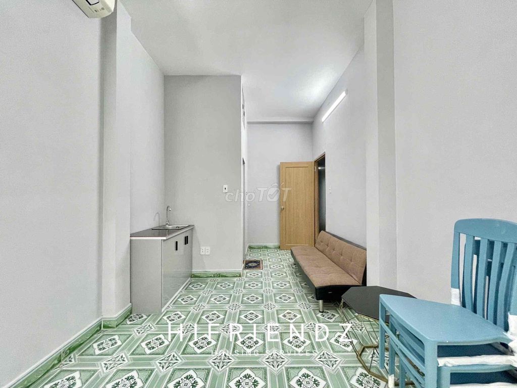 Sky Window studio - full interior - keep to T10 head - receive pet