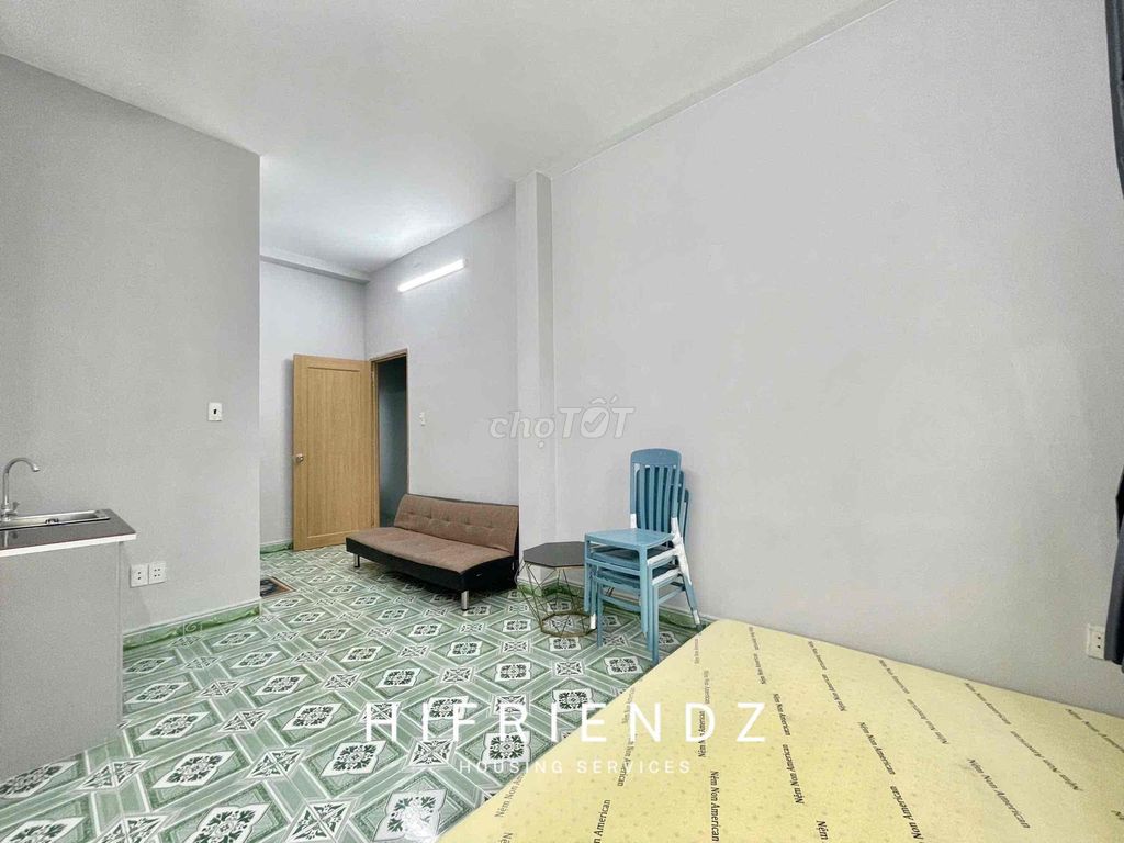 Sky Window studio - full interior - keep to T10 head - receive pet