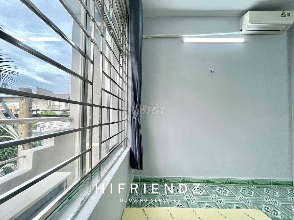 Sky Window studio - full interior - keep to T10 head - receive pet