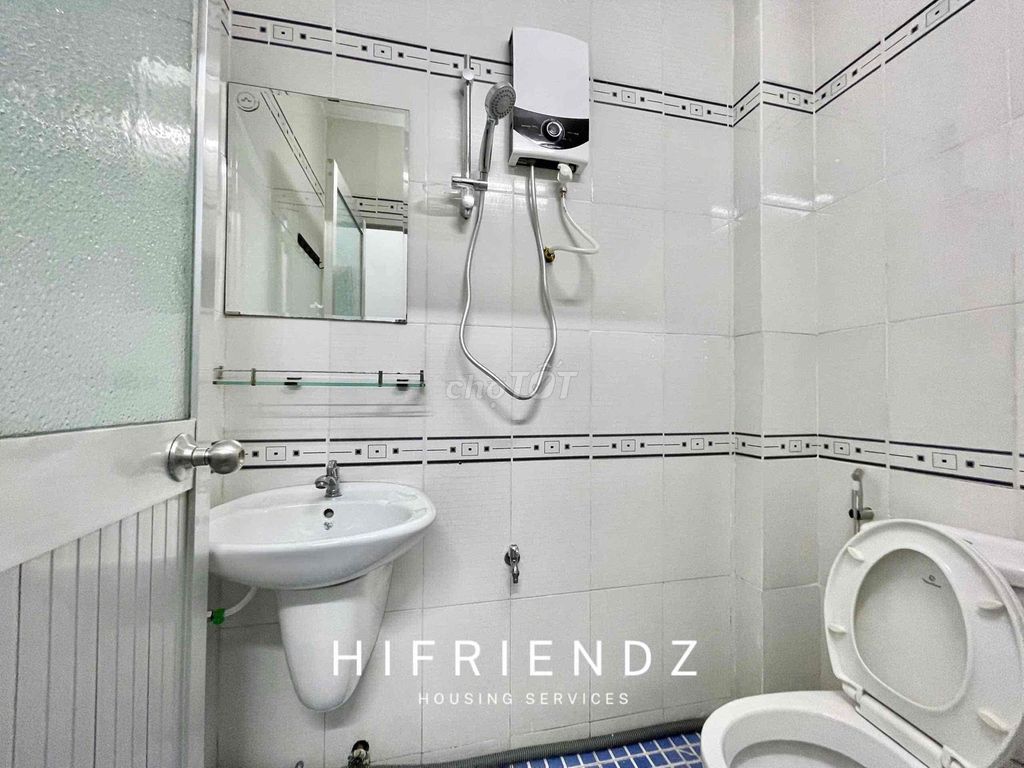 Sky Window studio - full interior - keep to T10 head - receive pet