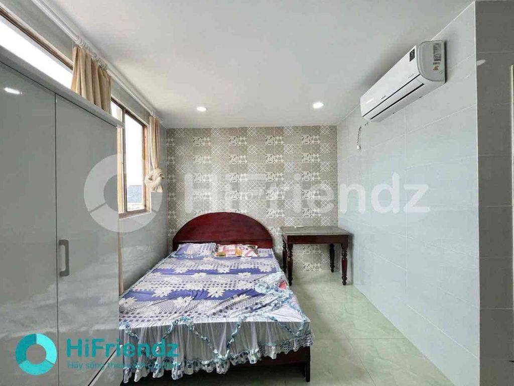 Rent an interior with a window near District 6.