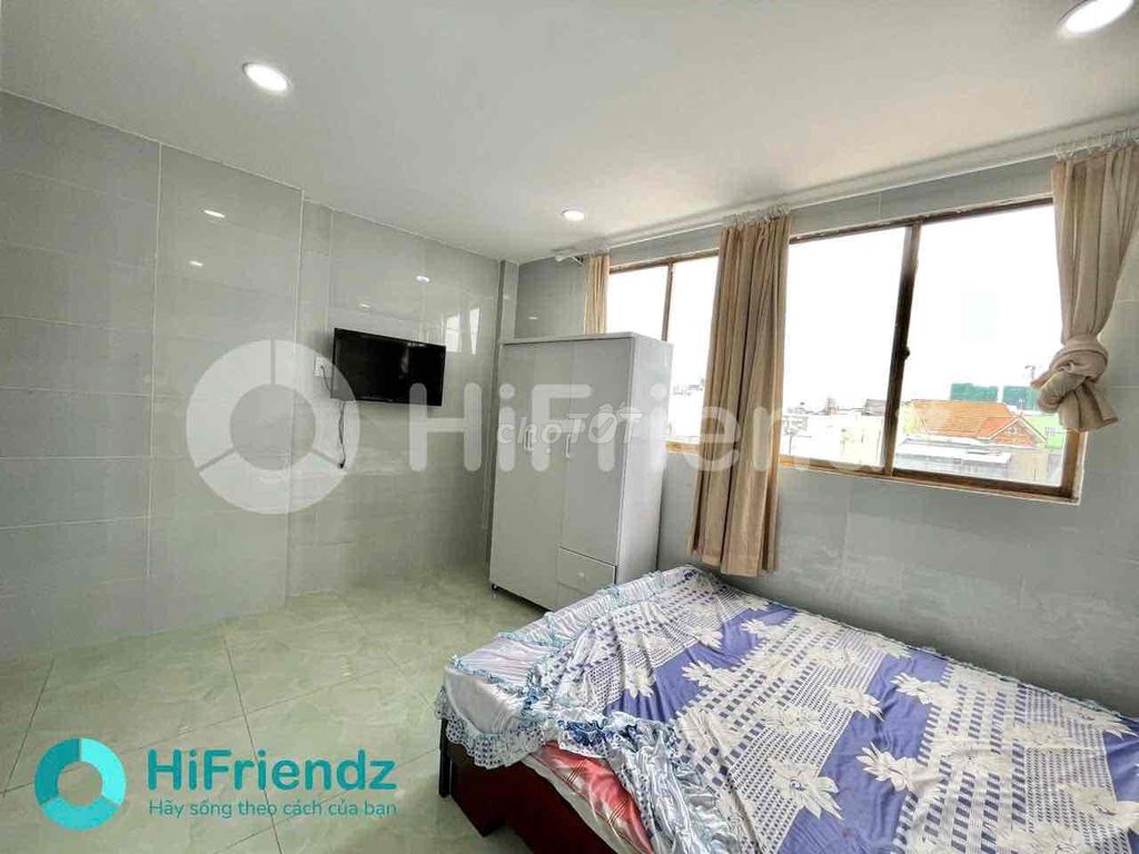 Rent an interior with a window near District 6.