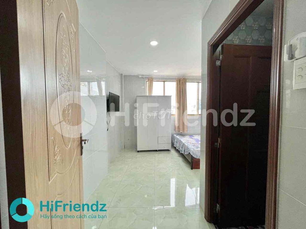 Rent an interior with a window near District 6.