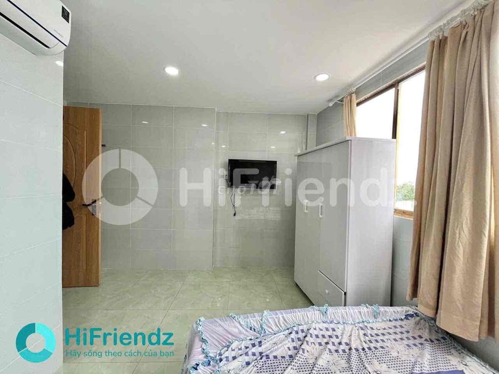 Rent an interior with a window near District 6.
