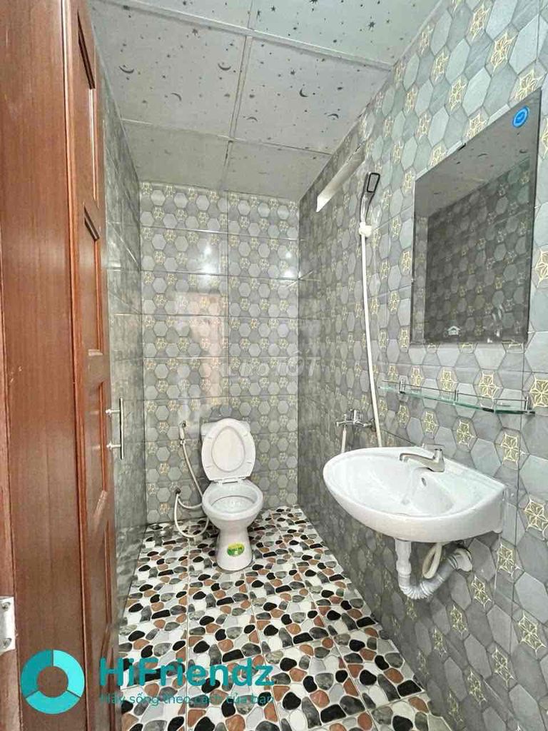 Rent an interior with a window near District 6.