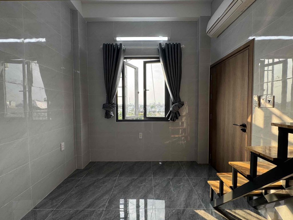 Cheap motel-- high-end guard-- air conditioning--right Tô Ký-a parallel