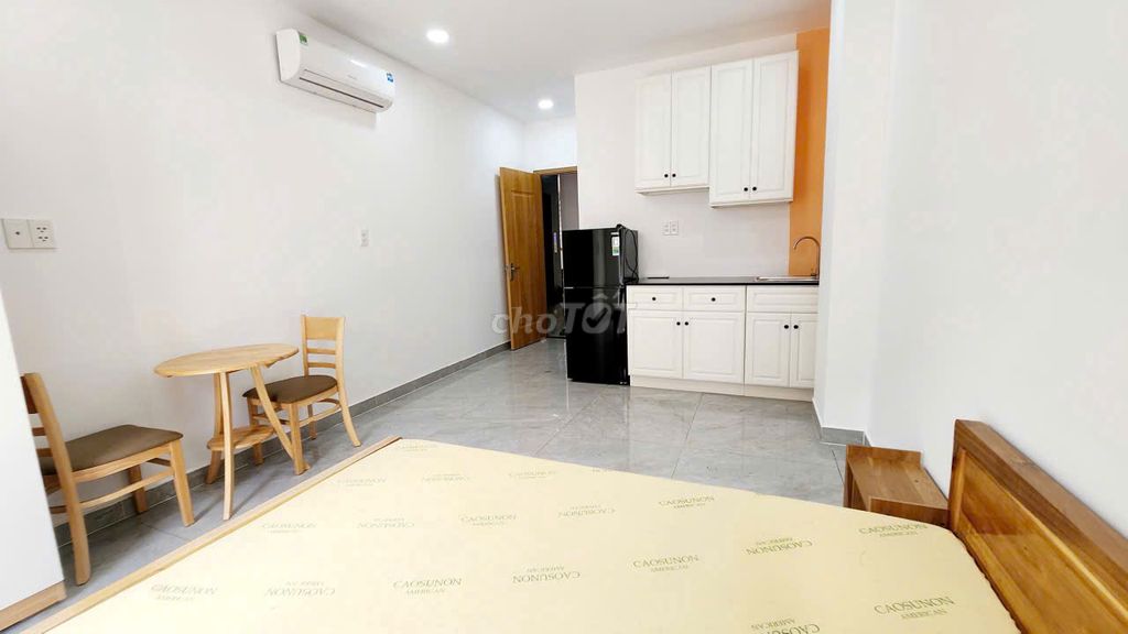 owns a high-end service apartment at the center of the city.