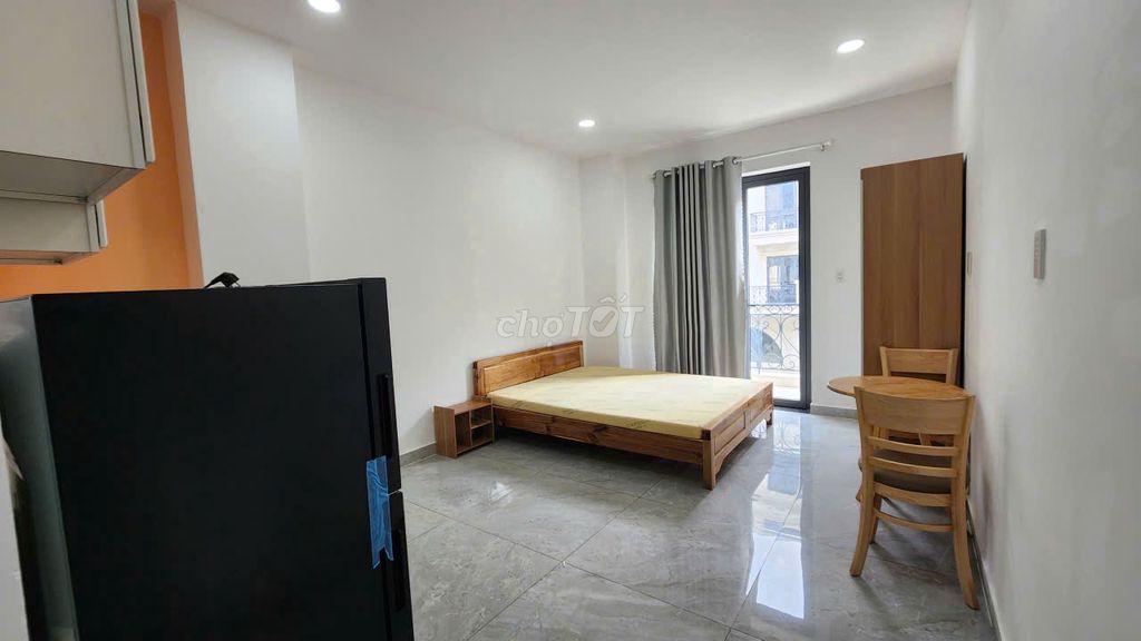 owns a high-end service apartment at the center of the city.