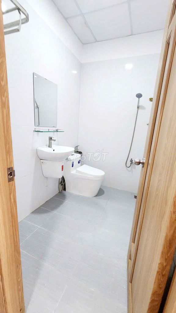 owns a high-end service apartment at the center of the city.