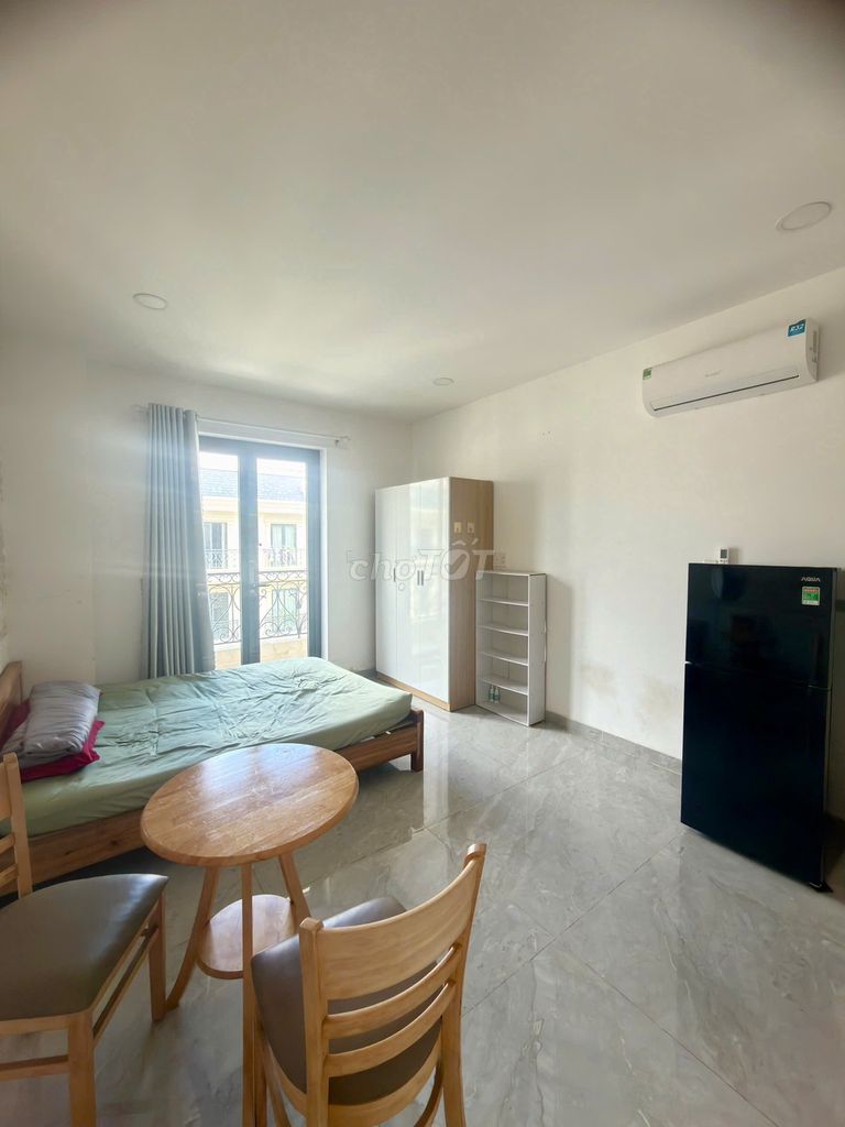owns a high-end service apartment at the center of the city.