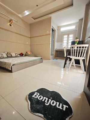 Rent a balcony studio right in the middle of the Spring Market.