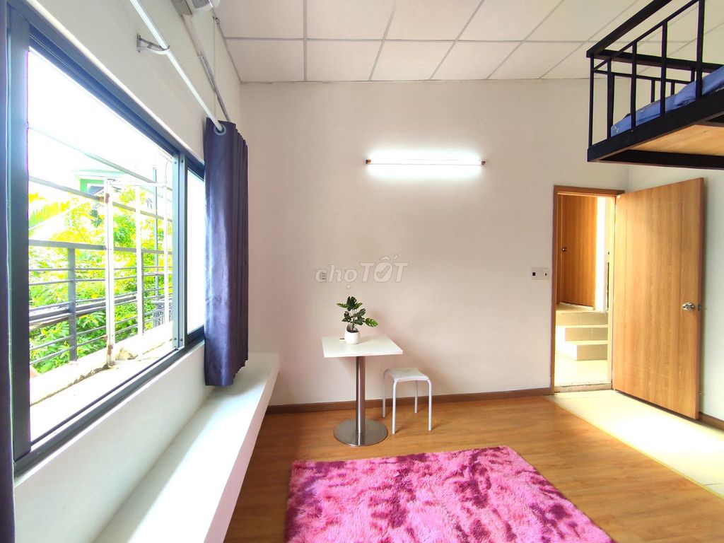 The open window is Nơ Trang Long - near the literary university