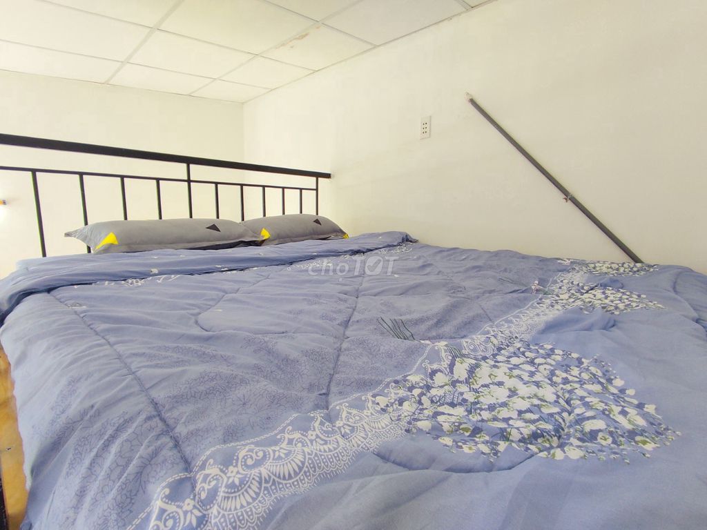 The open window is Nơ Trang Long - near the literary university