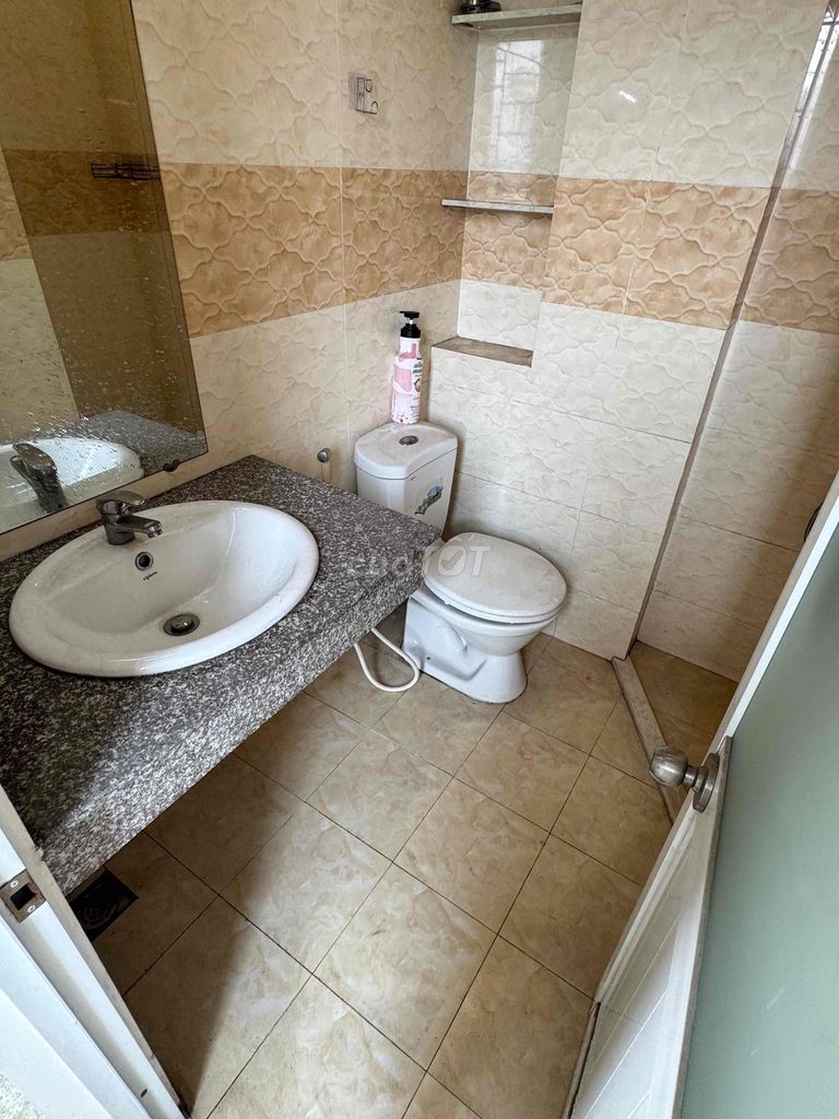 Rent the entire floor 2-4 balcony - 2 bedroom - 1 toilet - 1 kitchen