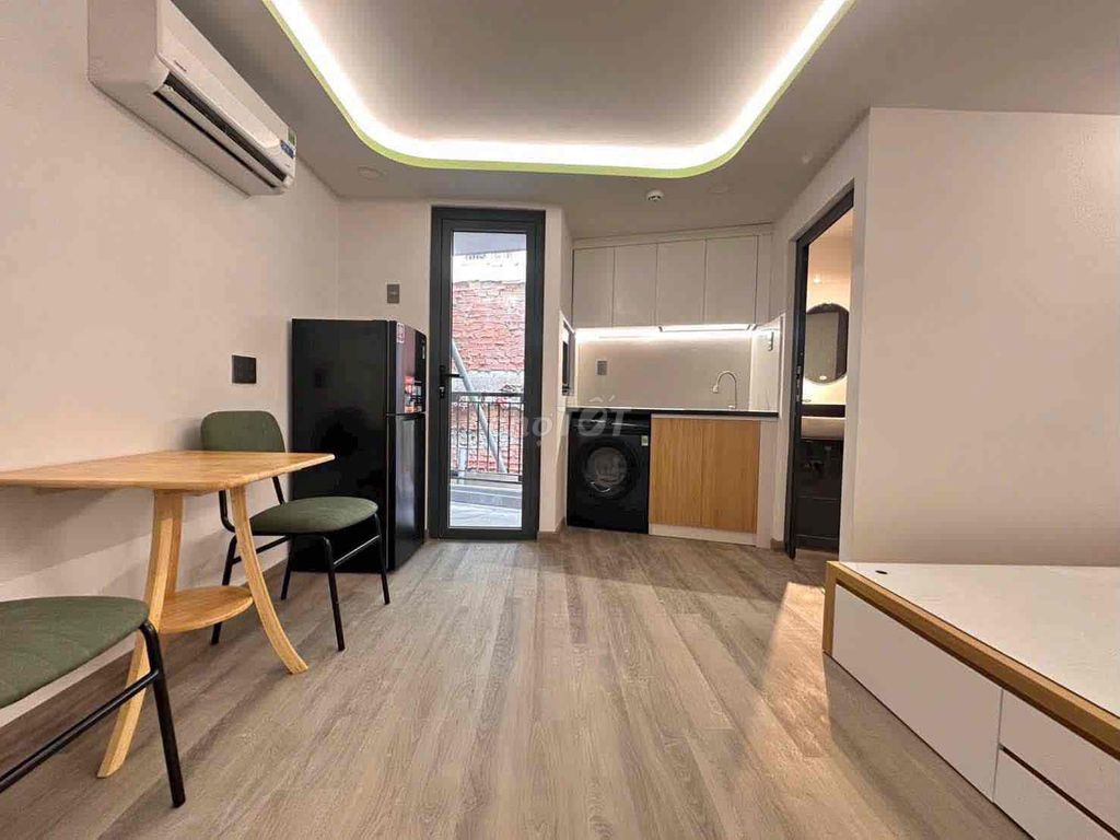 The new balcony studio is close at the University of Literature.