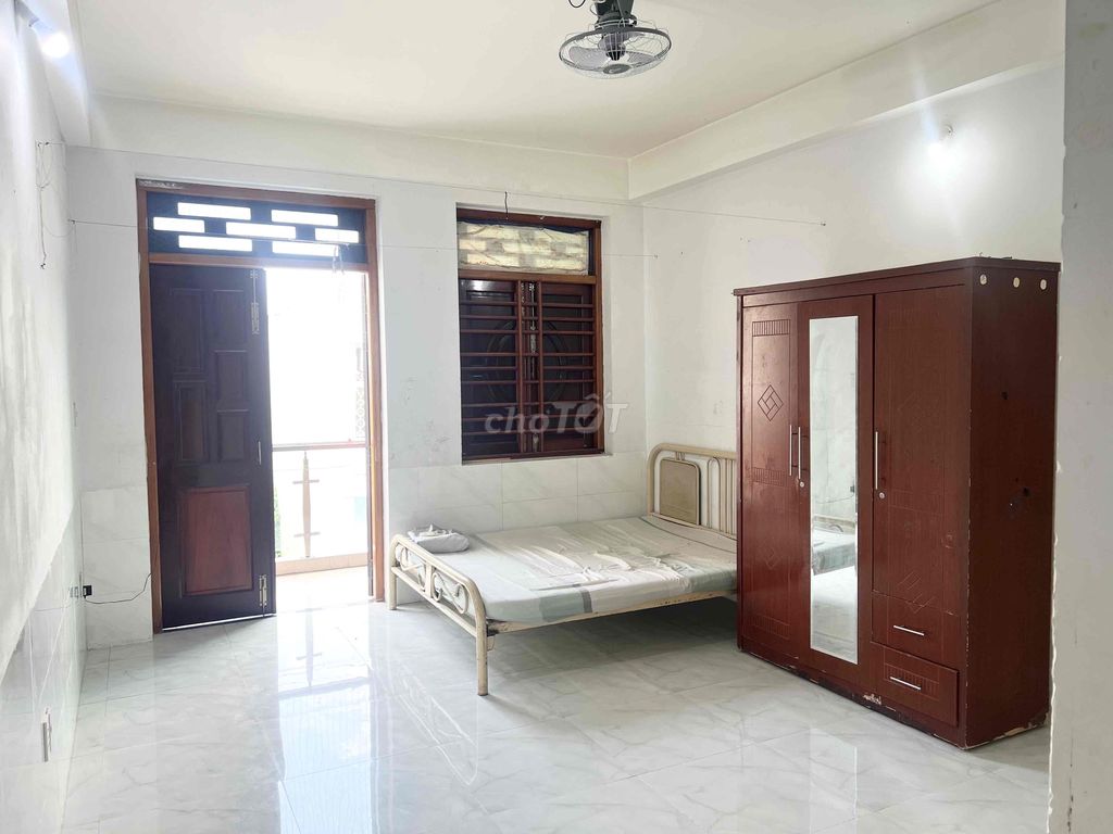 Rent room 30 meters, open balcony, near the University of Lang 4.5 million.