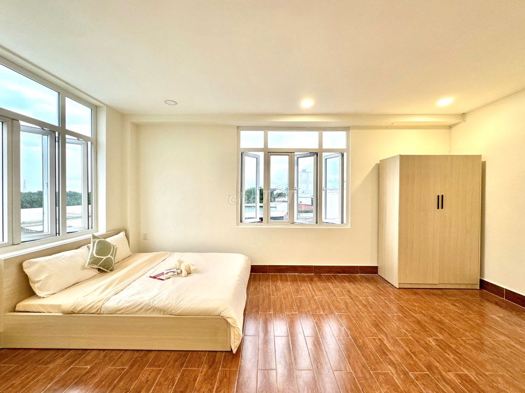 35 M2 super wide open near the 8th district stop.