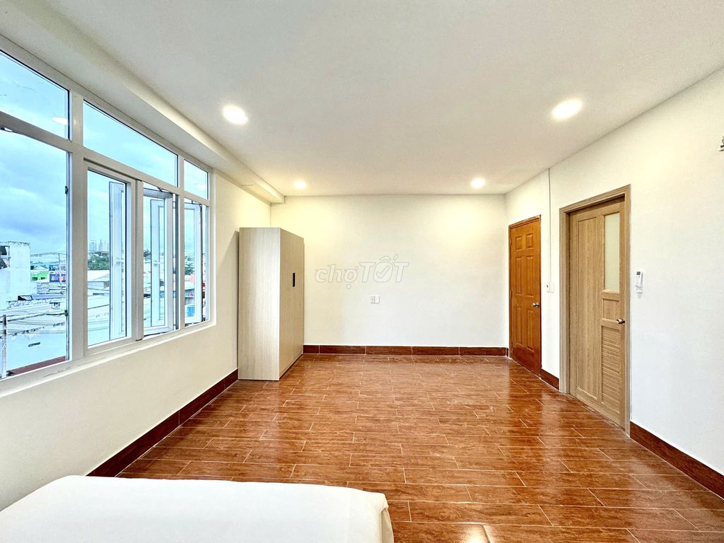 35 M2 super wide open near the 8th district stop.