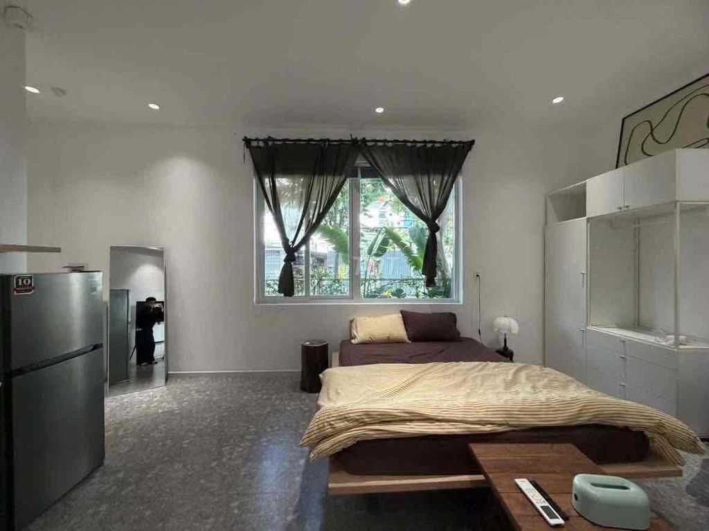 The elevator room goes up to the room in the front of the road with a special offer.