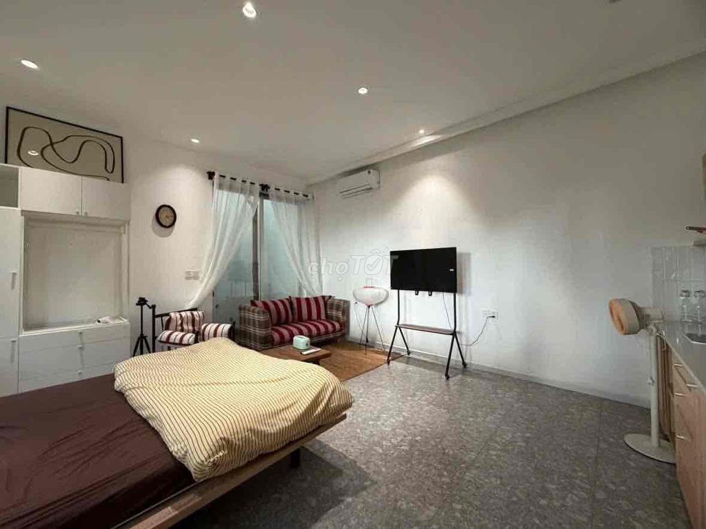 The elevator room goes up to the room in the front of the road with a special offer.