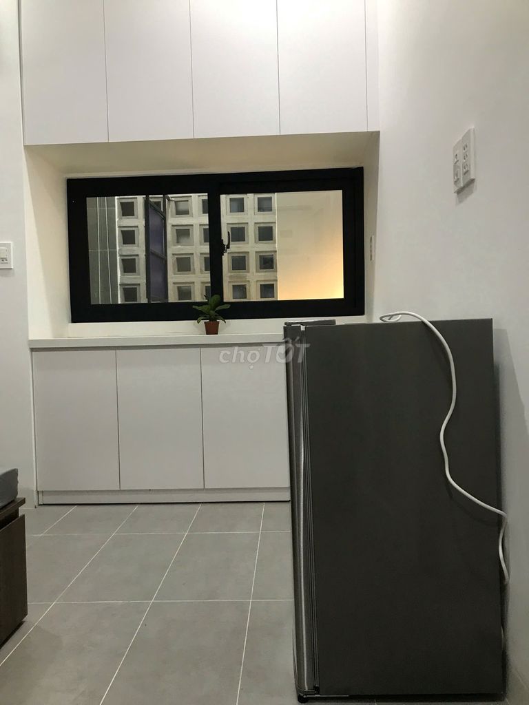 The owner rented the entire interior room near the airport.