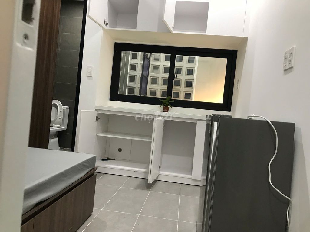 The owner rented the entire interior room near the airport.