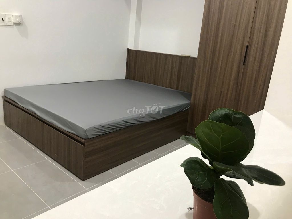 The owner rented the entire interior room near the airport.