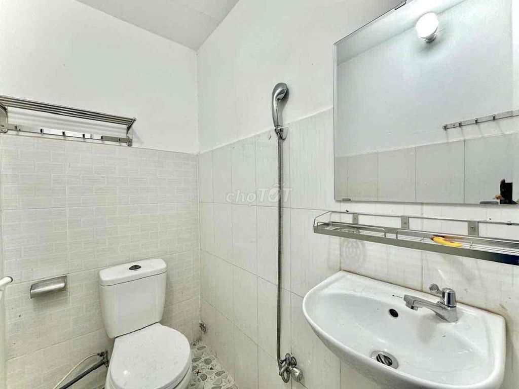 The room is located at the University of Constitution in a convenient way.